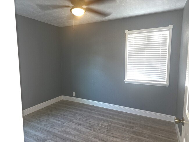 Building Photo - 9330 Chesterfield Dr