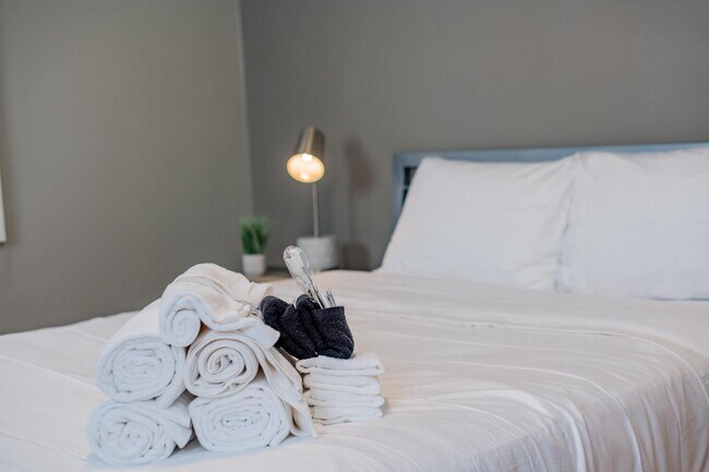 Building Photo - 722 Marquette Ave NW