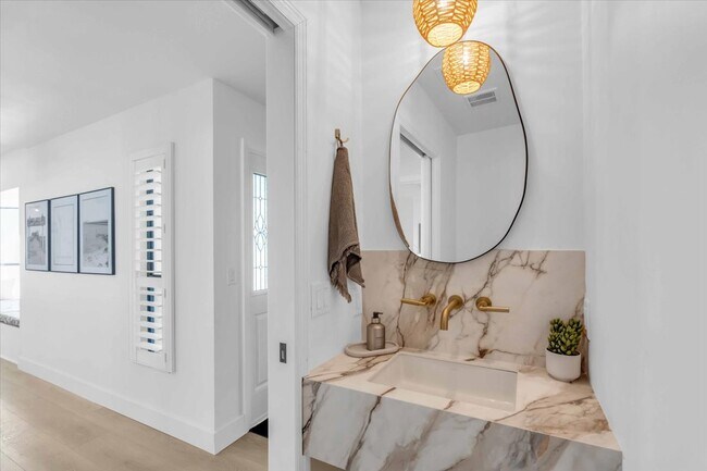 Building Photo - 5BR New Pool 10 min from Beach Fully Furnished