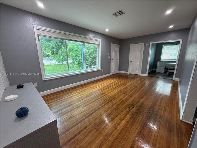 Building Photo - 11305 NE 13th Ave