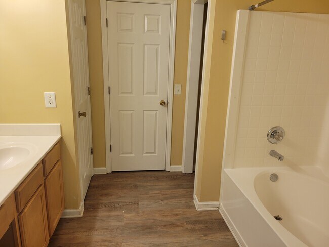 Building Photo - 6071 Grovegate Ln