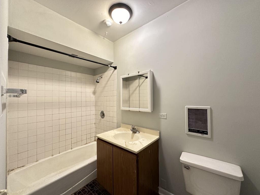 Building Photo - 823 W Wolfram St