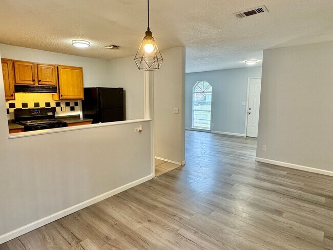 Building Photo - Charming 3-bedroom waiting to be yours !!
