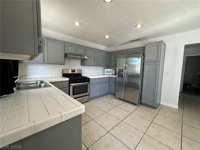 Building Photo - 8275 Cedar Leaf Dr
