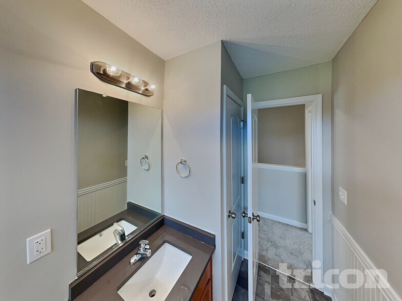 Building Photo - 6103 Glen Way Dr