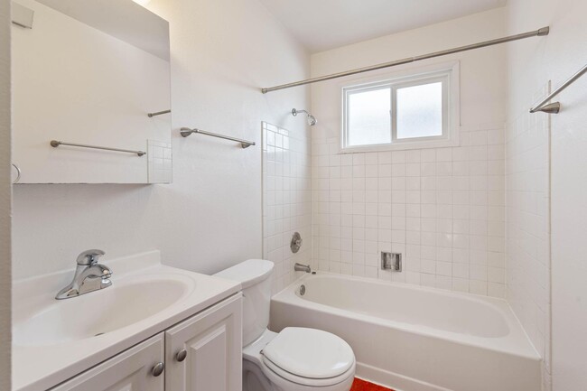 Building Photo - $300 off 1st month's rent! Comfortable 2-b...