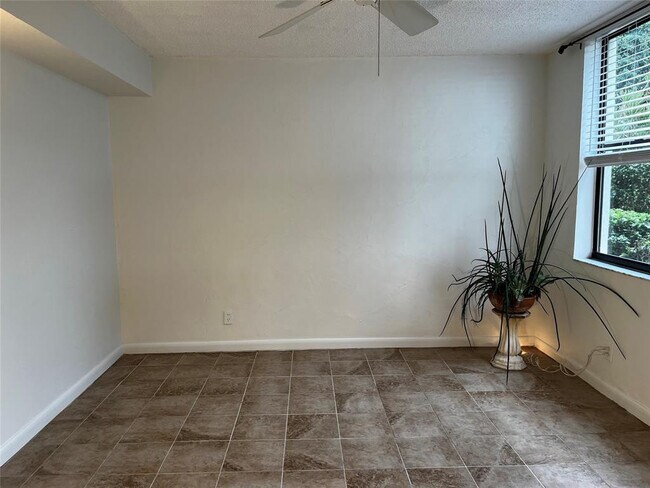 Building Photo - 111 Lake Emerald Dr