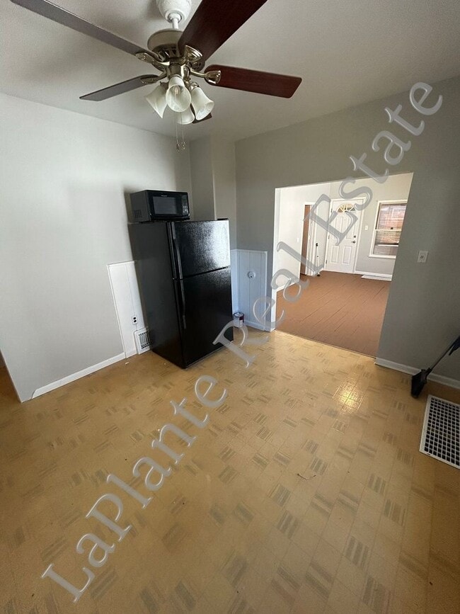 Building Photo - Charming 3-Bed, 1.5-Bath Home with Spaciou...