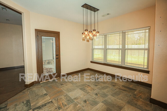 Building Photo - 1000 Peak St