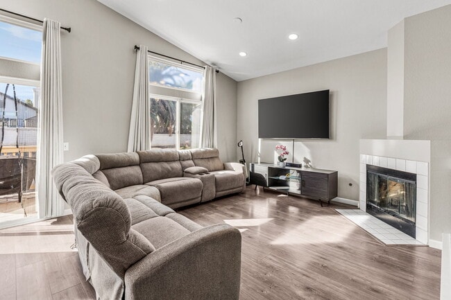 Building Photo - 44570 Johnston Dr