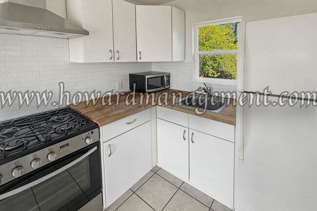 Building Photo - 1658 Centinela Ave