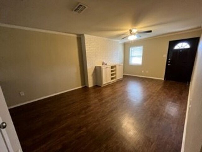 Building Photo - 8414 Cambridge Rd. #C03