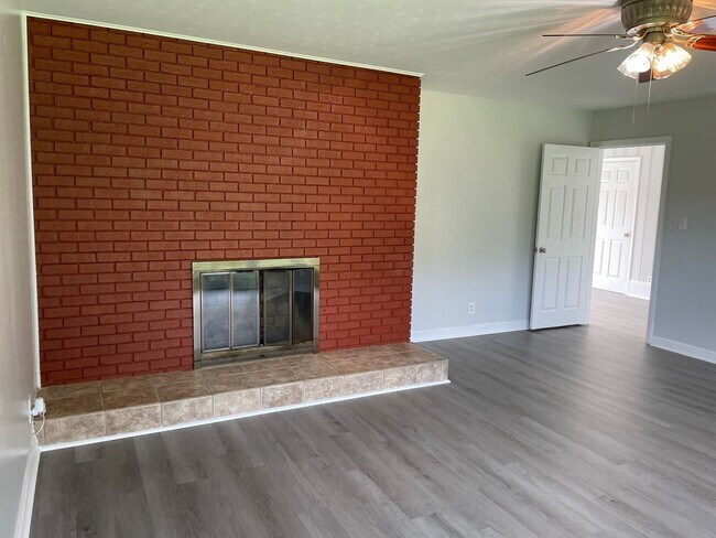 Building Photo - 3 BED, 2 BATH HOME LOCATED IN GREENSBORO