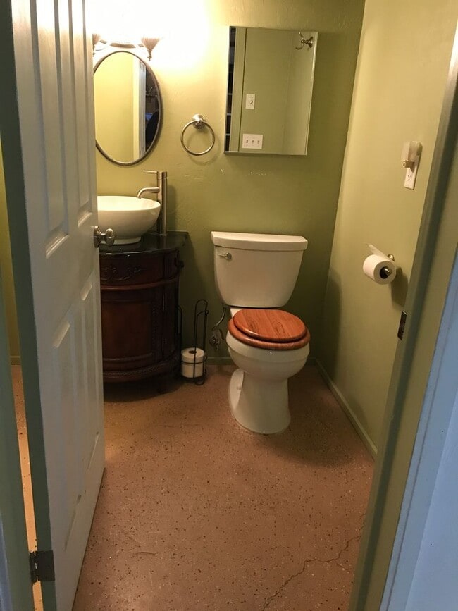 Building Photo - 212 N 6th Ave