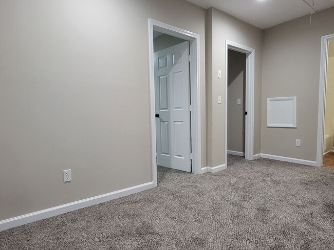 Building Photo - Affordable 2 Story Home - Fresh Paint - New flooring Large Lot - Close to Downtown Atlanta