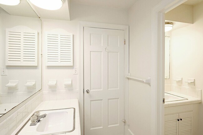 Building Photo - $1,000 Off 1st Month's Rent - Pet-Friendly Near Shops at Stonefield