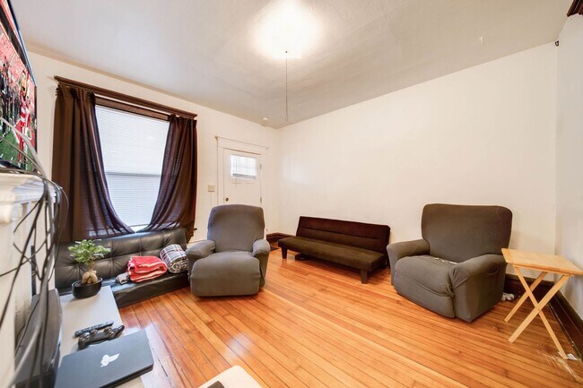 Building Photo - 4 or 5 Bedroom Right off of High St - OSU Campus