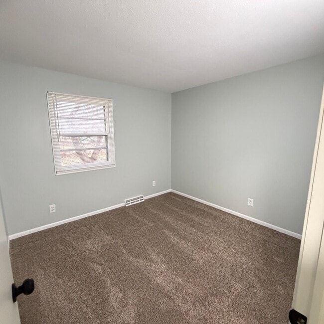 Building Photo - Remodeled Two bedroom duplex in Kellogsville School District!