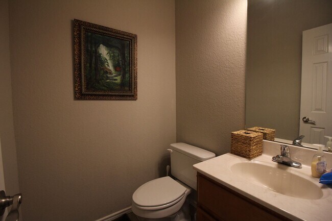 Building Photo - Condo WALKING DISTANCE TO TECH! Pre-leasing for August 1st!
