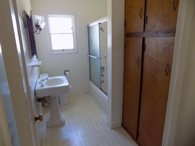 Building Photo - 1145-1147 Montalban St