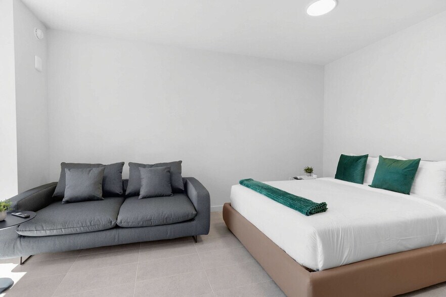 Building Photo - 501 NE 1st Ave