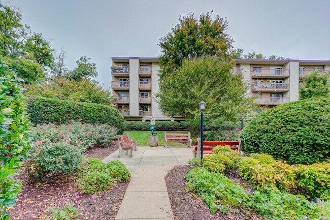 Building Photo - 7400 Lakeview Dr