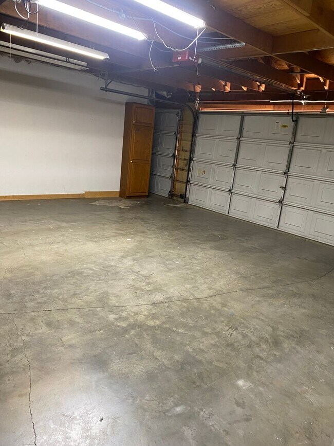 Building Photo - Charming, remodeled, country style home in private Simi Valley location.