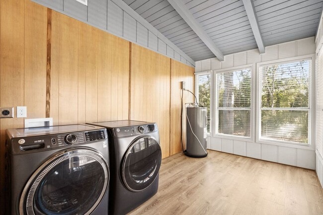 Building Photo - Spacious 4 Bedroom 2 bath home in Pawley's Island