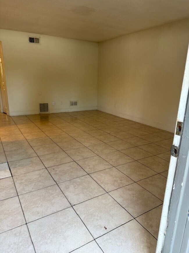 Building Photo - Ground floor 2 bedroom condo