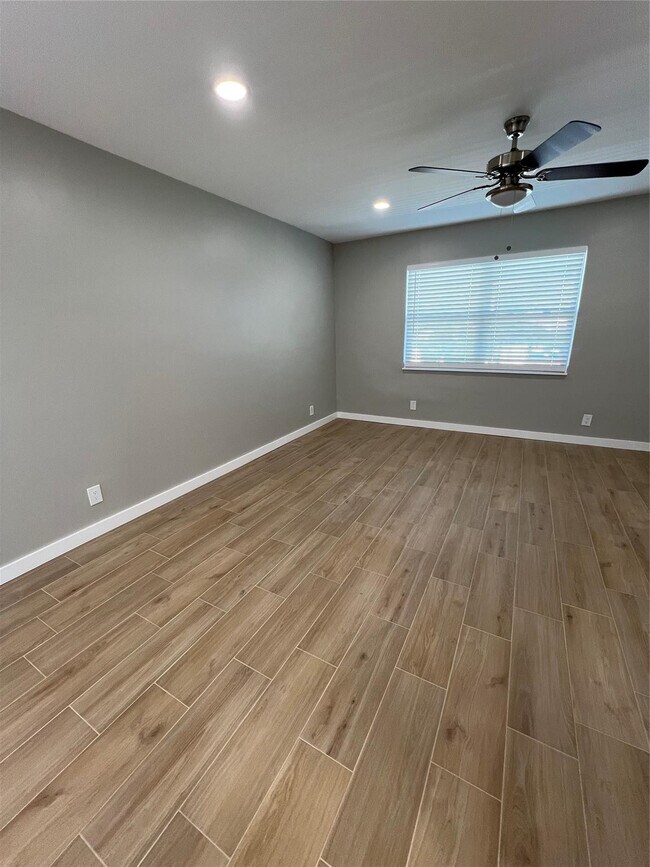 Building Photo - 2016 NE 17th Ct