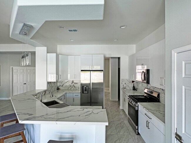 Building Photo - 43244 Freesia Pl