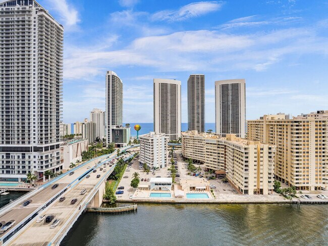 Building Photo - 2602 E Hallandale Beach Blvd