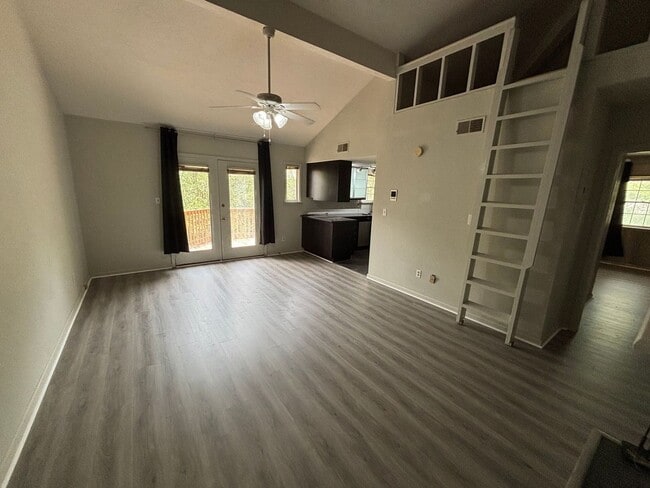 Building Photo - Beautiful 1/1 Just Minutes from Cascades Park!