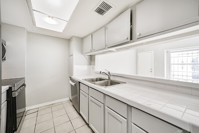 Building Photo - 7059 Chasewood Dr