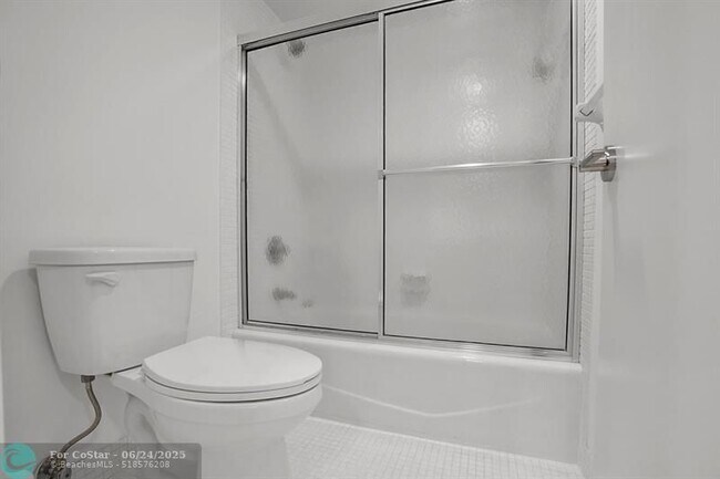 Building Photo - 3930 Oaks Clubhouse Dr