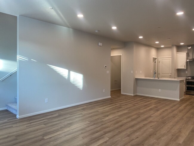 Building Photo - Beautiful 3 Bed/2.5 Bath Townhome with Att...
