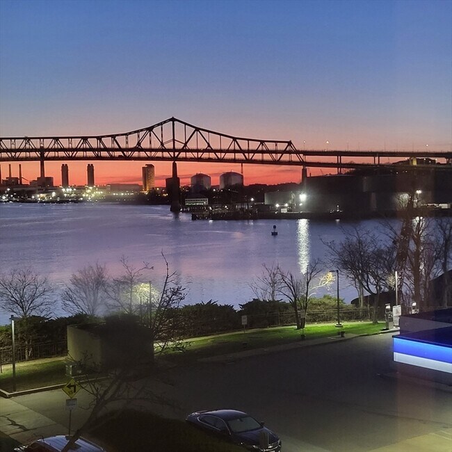 Building Photo - 464 Meridian St