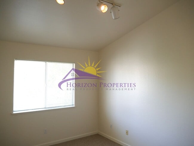 Building Photo - Unique 3 Bed 2.5 Bath 1,971sqft Single Family Home in Sacramento