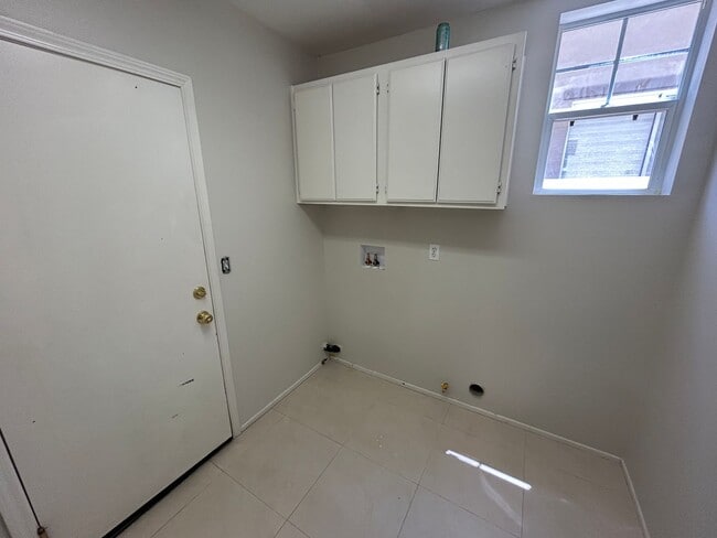 Building Photo - Beautiful 4 Bed 3 Bath Fullerton Home with Office