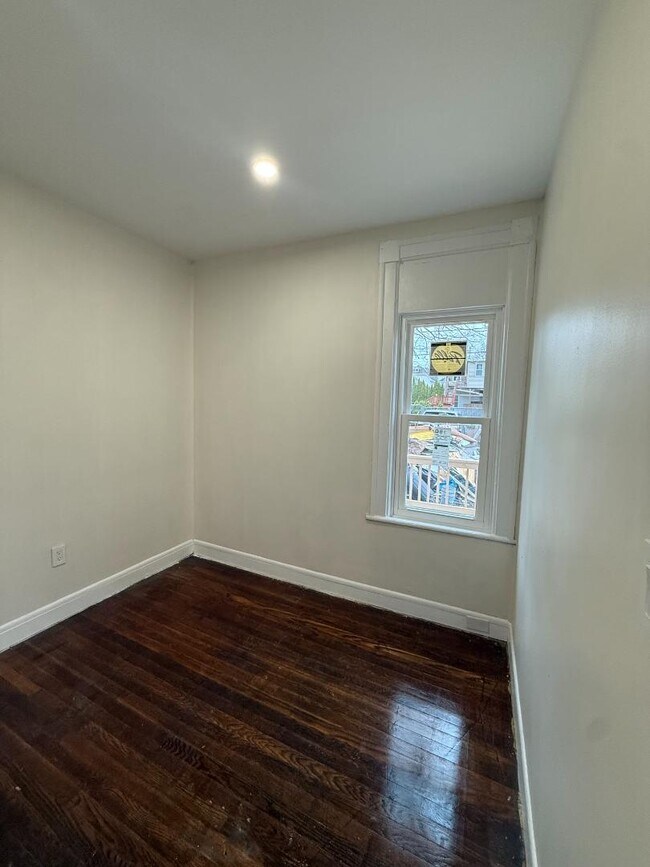 Building Photo - 161 6th Ave