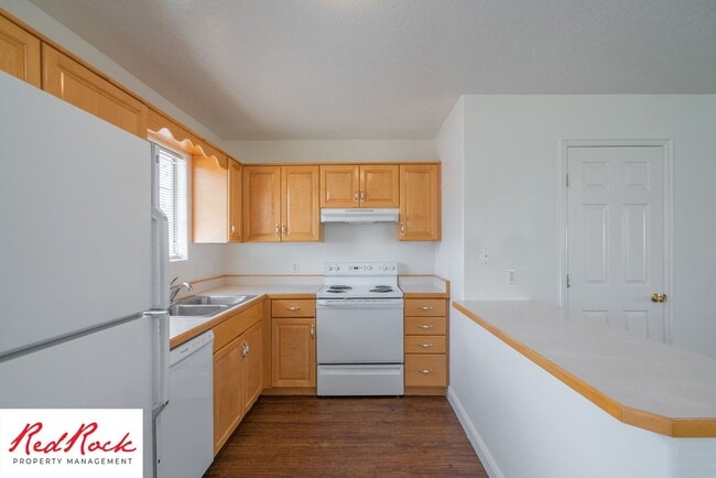 Building Photo - 2 Bedroom Townhome Available