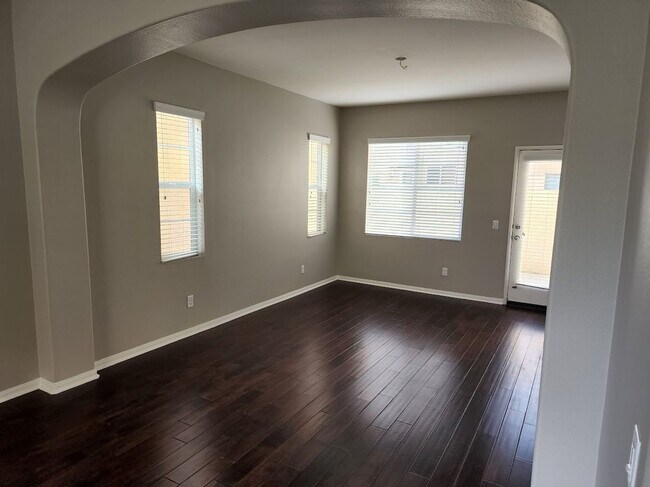 Building Photo - Available Now! Clean and move in ready 4 Bedroom Home in Murrieta