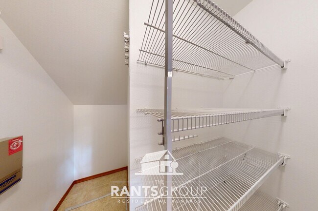 Building Photo - Spacious Pet-Free 4+ Bedroom Home in Lacey!