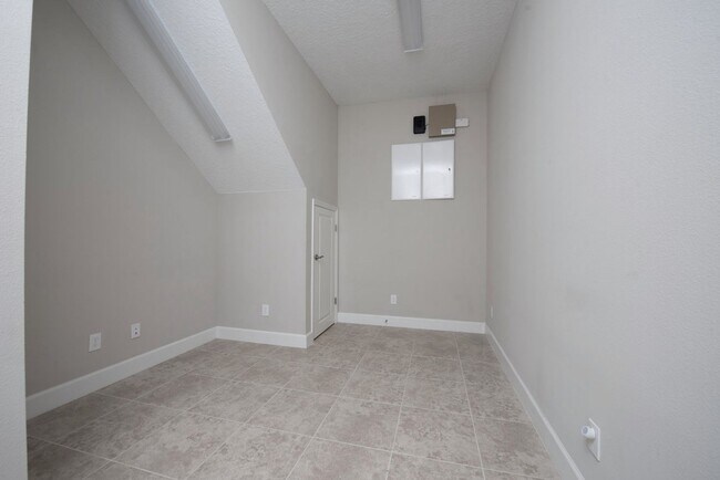 Building Photo - Modern 2 bedroom, 2 bath Townhouse with Bonus Room in the Laureate Park Community of Lake Nona.