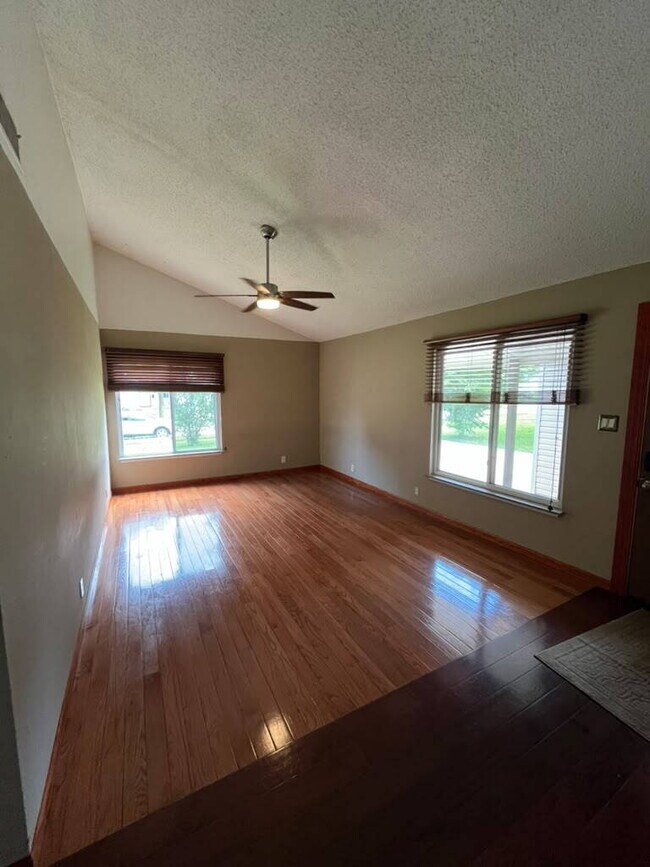 Building Photo - "Spacious 3 Bedroom/2 Bath Home in Florissant!"  Available for Move-In on 8/15/2026