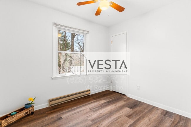 Building Photo - 220 Meredith Lp