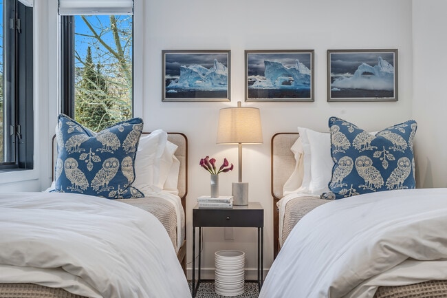 Building Photo - 135 Carriage Way