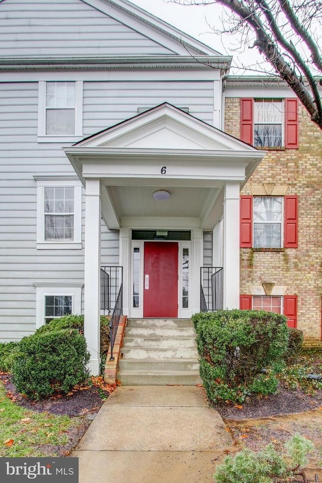 Building Photo - 6 Normandy Square Ct