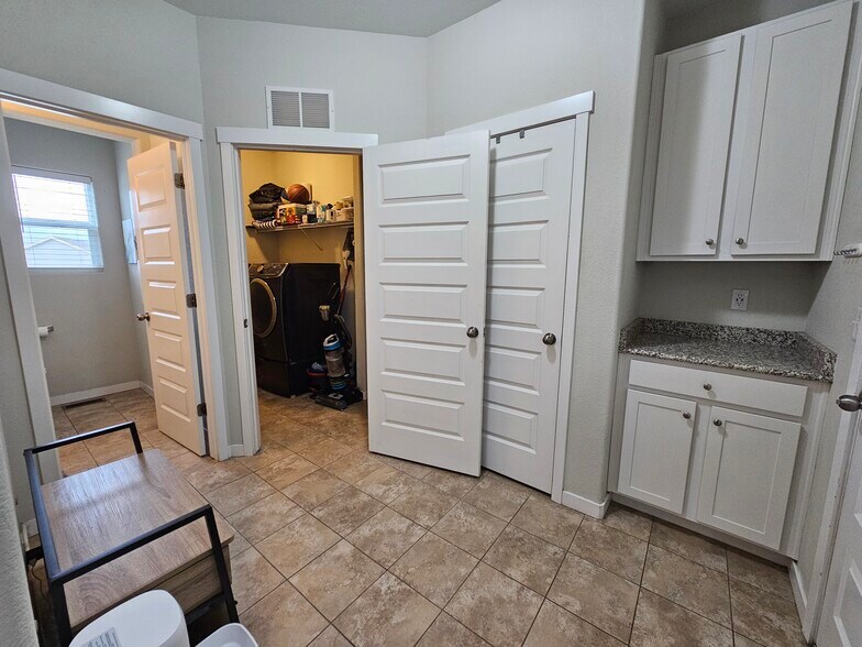 Building Photo - 1350 Alveston St