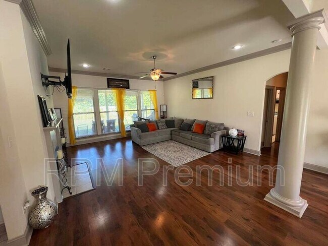 Building Photo - 18063 River Landing Dr